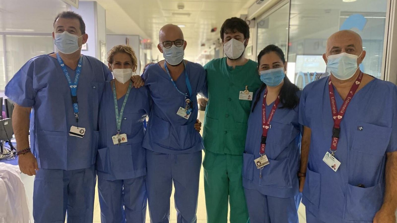 Parte del equipo que hizo el traslado, con los reponsables de la UCI del Materno.