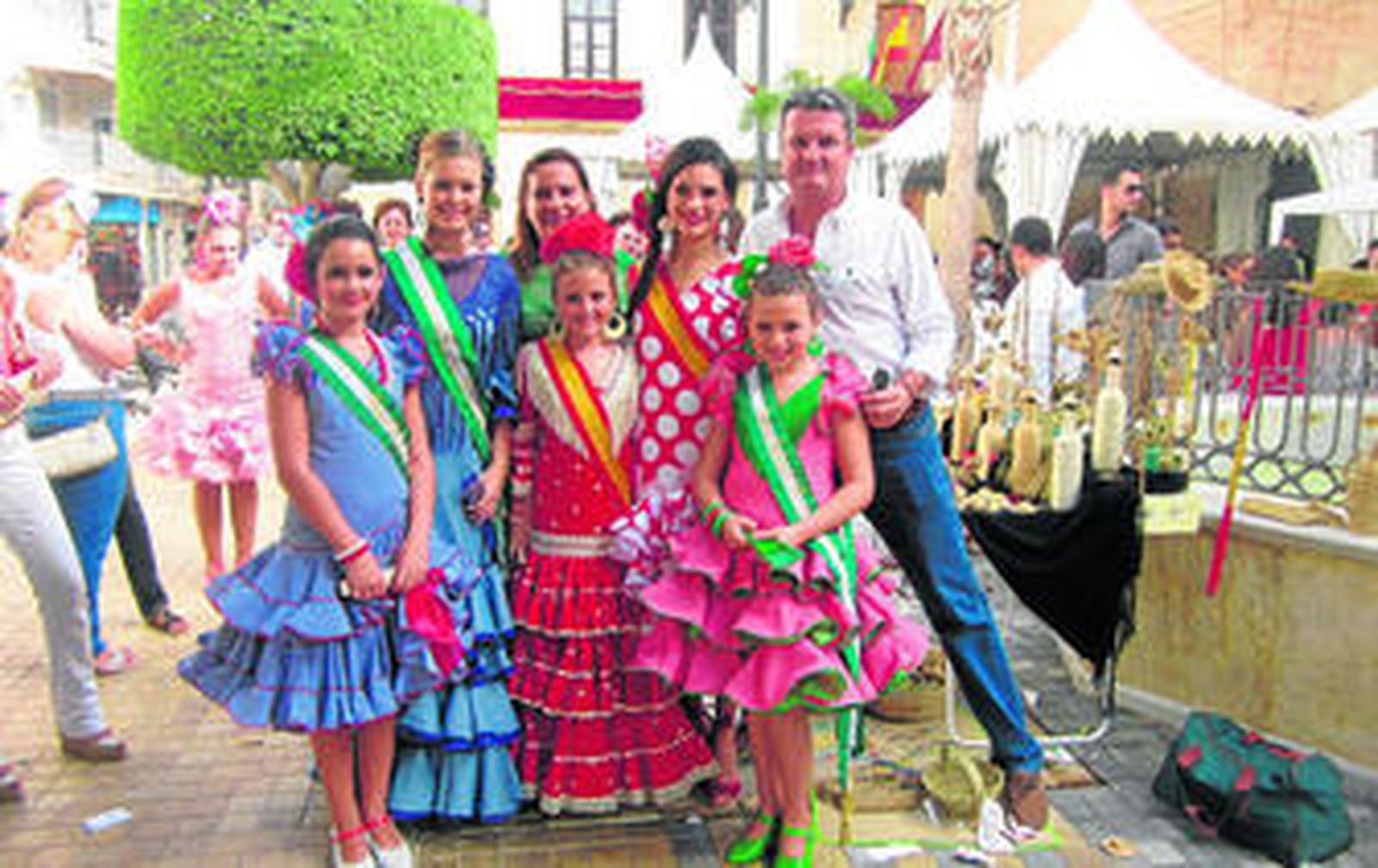 Las reinas infantil y juvenil con varias sus damas, Juan de la Cruz, teniente alcalde, y Catiana Soriano, concejal de Turismo y Festejos.