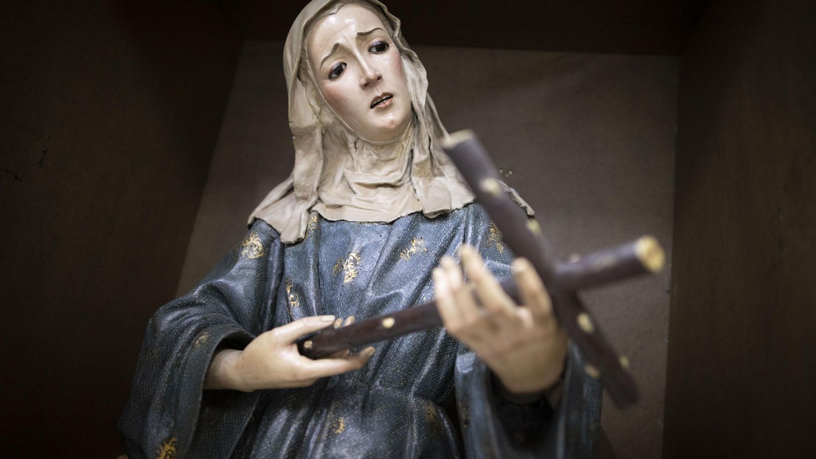 La imagen muestra a la Santa sosteniendo una cruz.