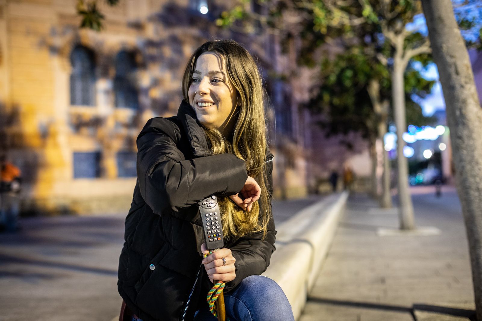 La comparsista Débora Sánchez, sentada en la plaza Fragela, junto al Teatro Falla.