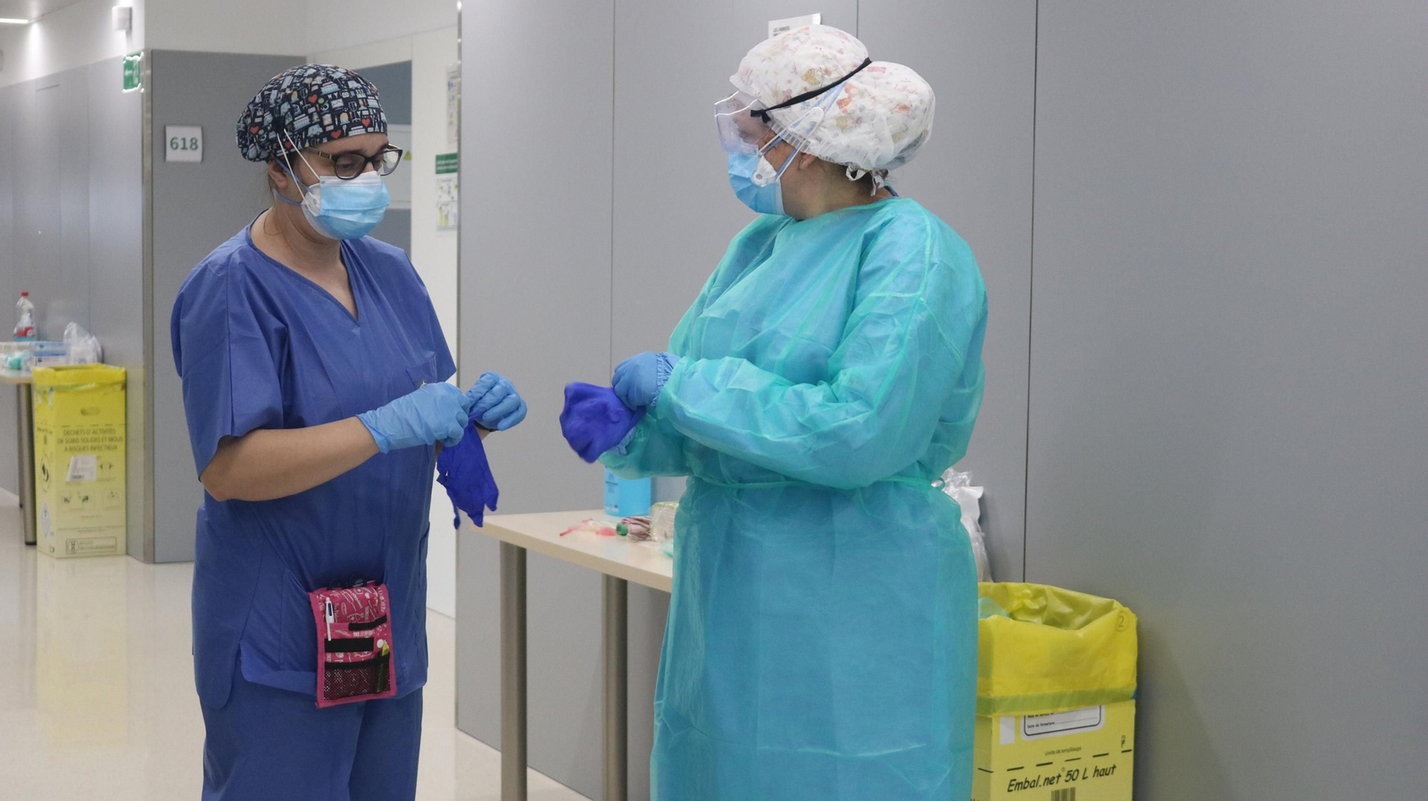 Dos profesionales se ponen los EPIS en el interior del Hospital  de Emergencia Covid, en una imagen de archivo.