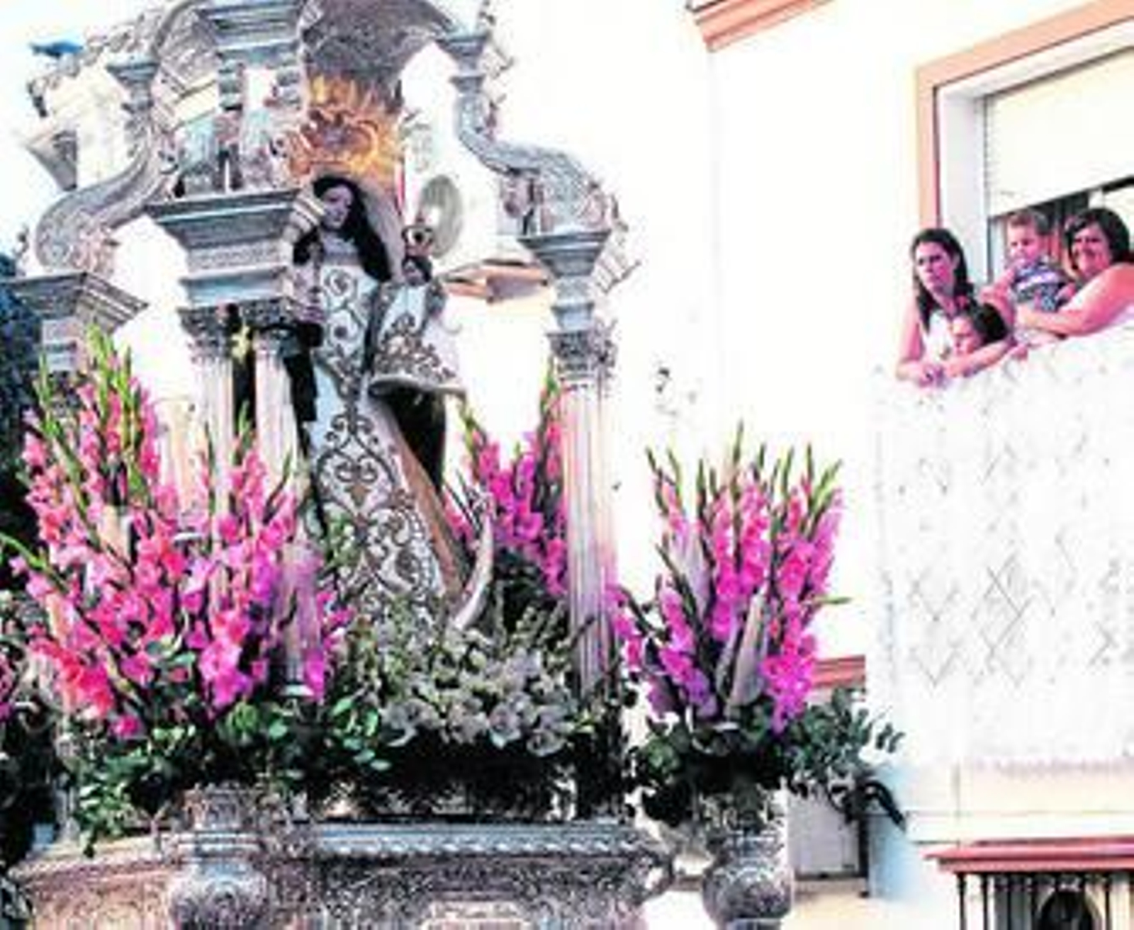 Una imagen de la procesión de año 2009 de Nuestra Señora de los Remedios, en Ubrique. Una imagen de la procesión de año 2009 de Nuestra Señora de los Remedios, en Ubrique.