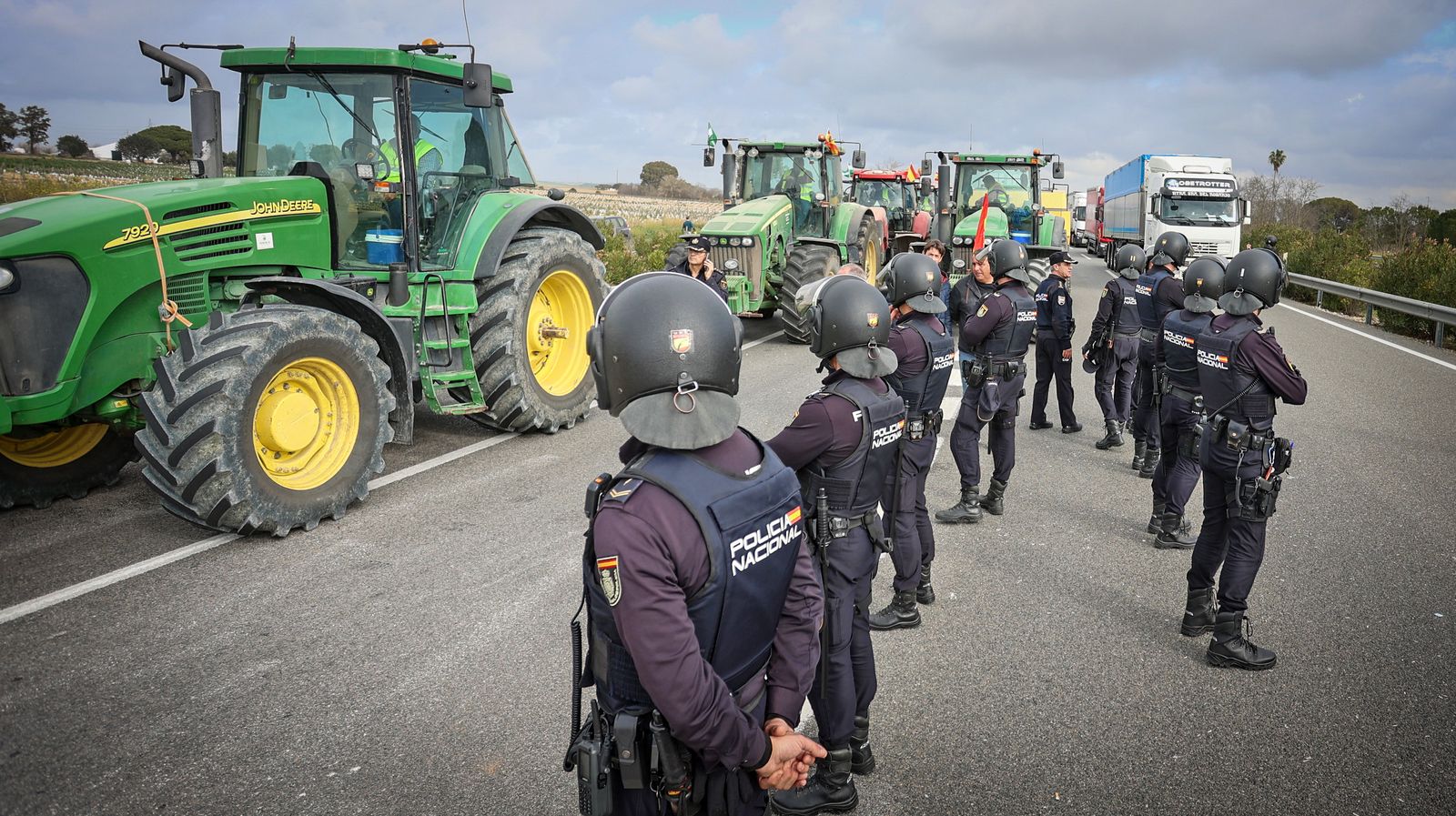 Mucha policía y pocos tractores