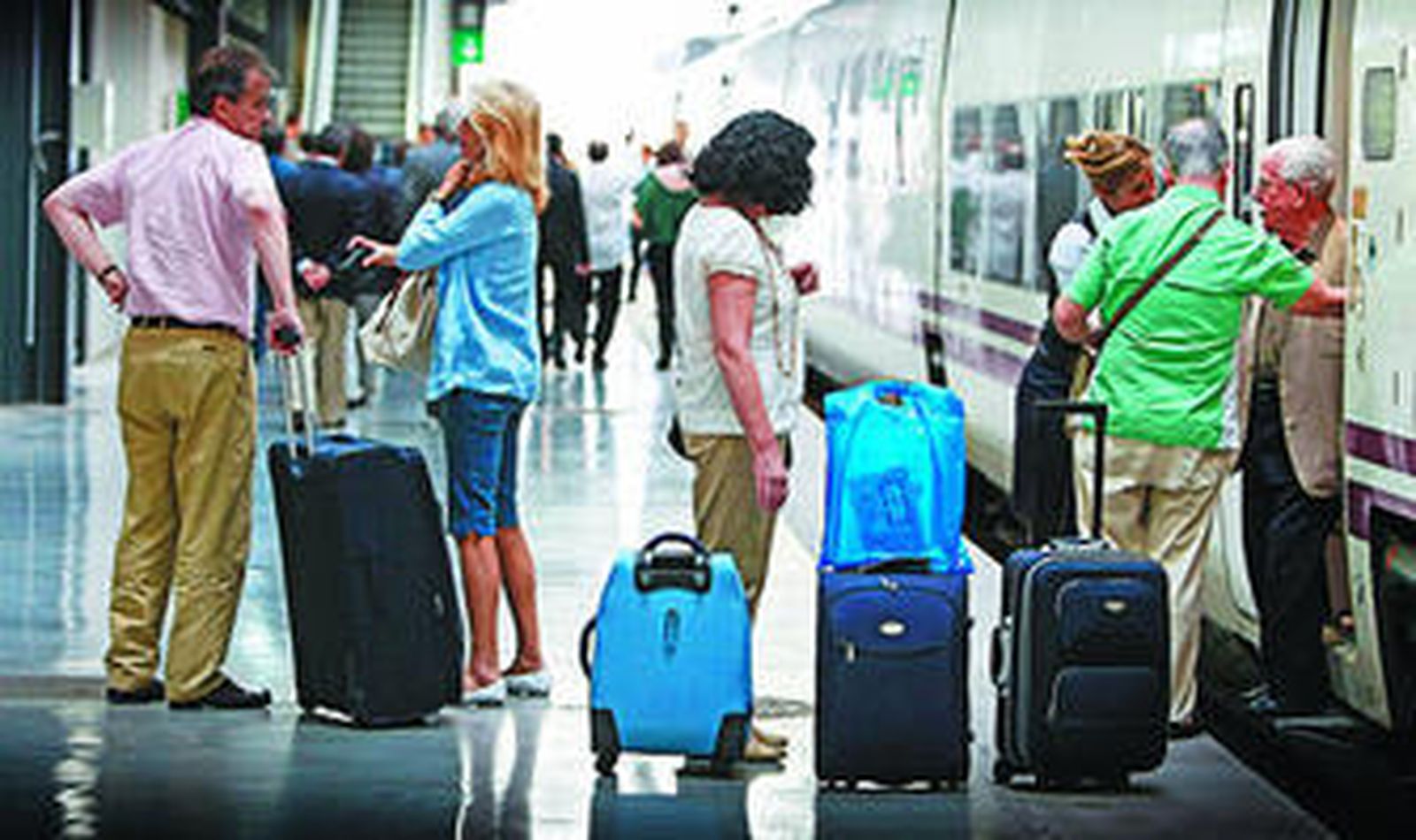 Varios pasajeros embarcan en uno de los trenes del servicio Alvia en la estación de Cádiz.