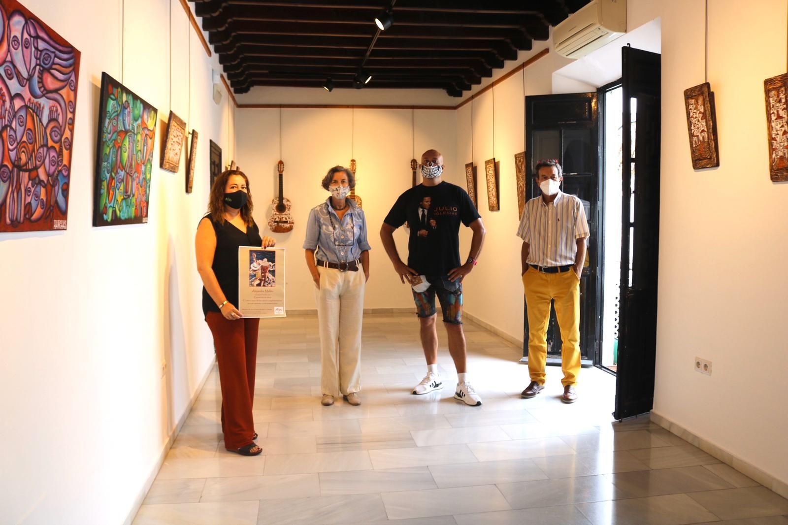 La concejala de Cultura del Ayuntamiento de Mijas, Verónica Ensberg (1ª i.), en la apertura de las salas de exposiciones.