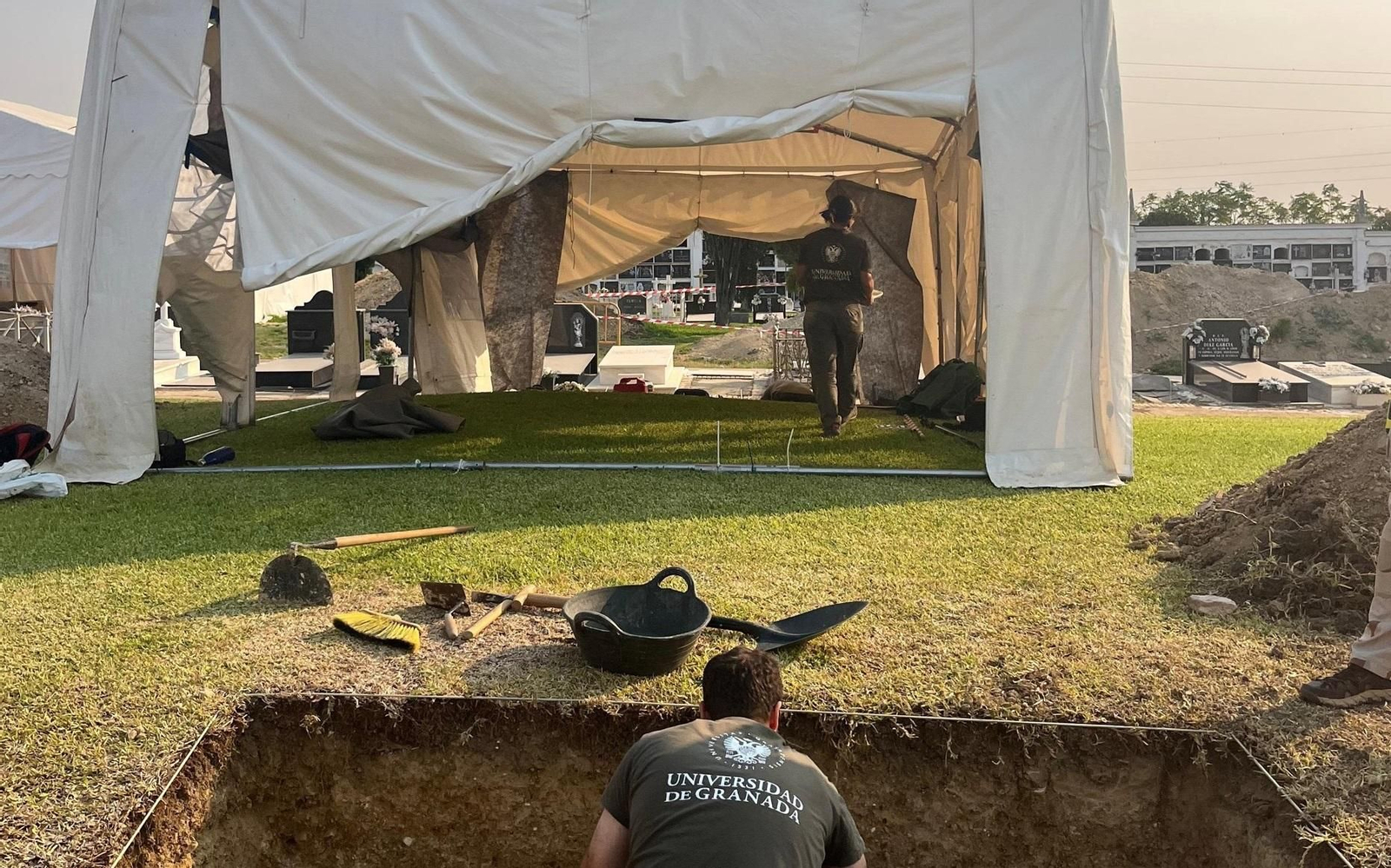 Inicio de las exhumaciones en el cementerio de La Soledad de Huelva capital para buscar restos de posibles bebés robados.