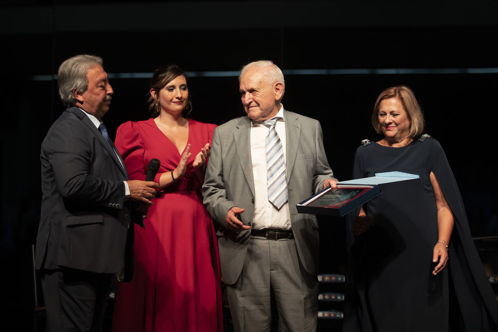 El fundador de la empresa, Antonio Fuentes recibiendo un merecido reconocimiento.