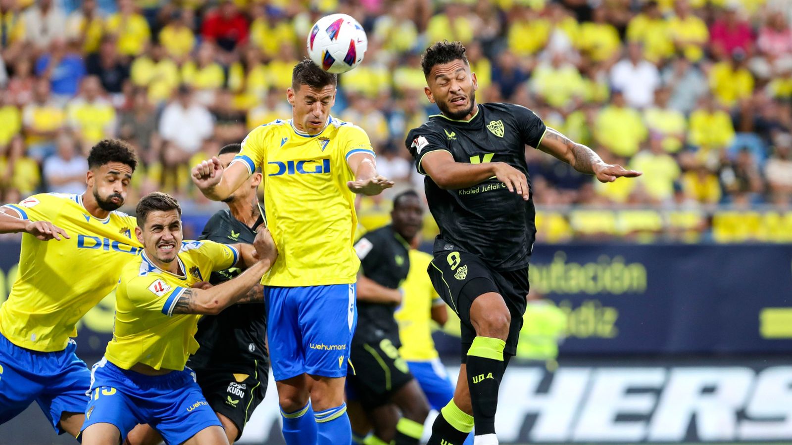 Rubén Alcaraz y Luis Suárez luchan en un balón aéreo.