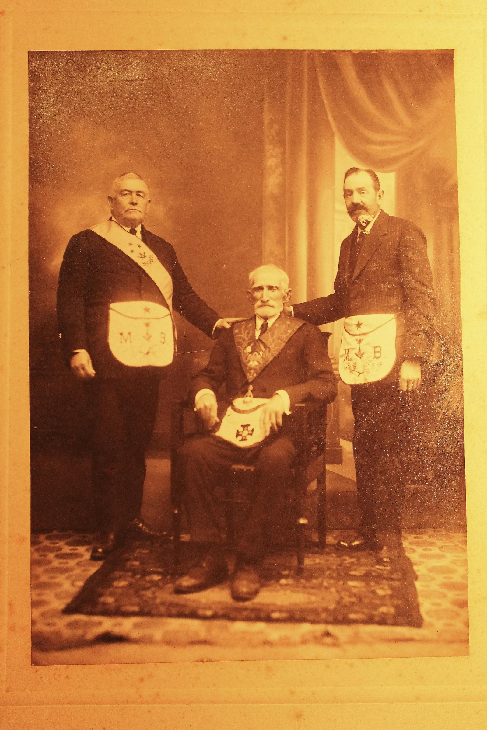 1. Retrato de masones de la logia Trafalgar nº 20 de Algeciras. De izquierda a derecha Diego López Tizón, José Trelles Ruiz y un miembro por identificar.