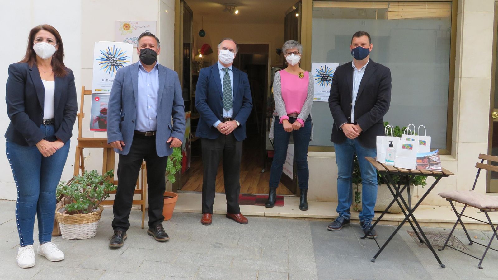 El delegado durante su visita a uno de las artesanas de la provincia.