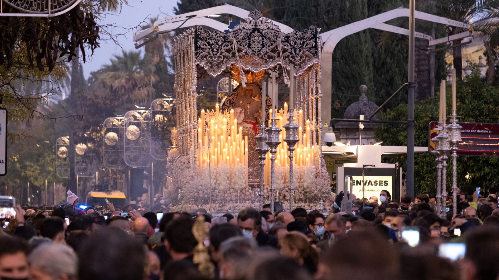 La Candelaria por la Plaza del Triunfo, en imágenes