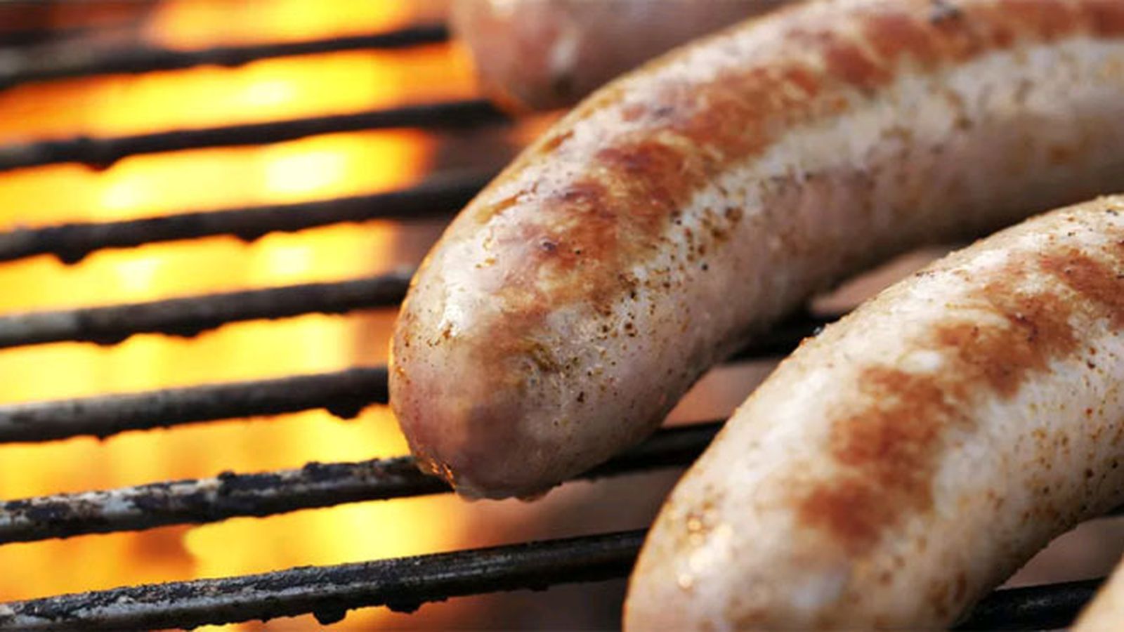 Detalle de unas salchichas a la parrilla.
