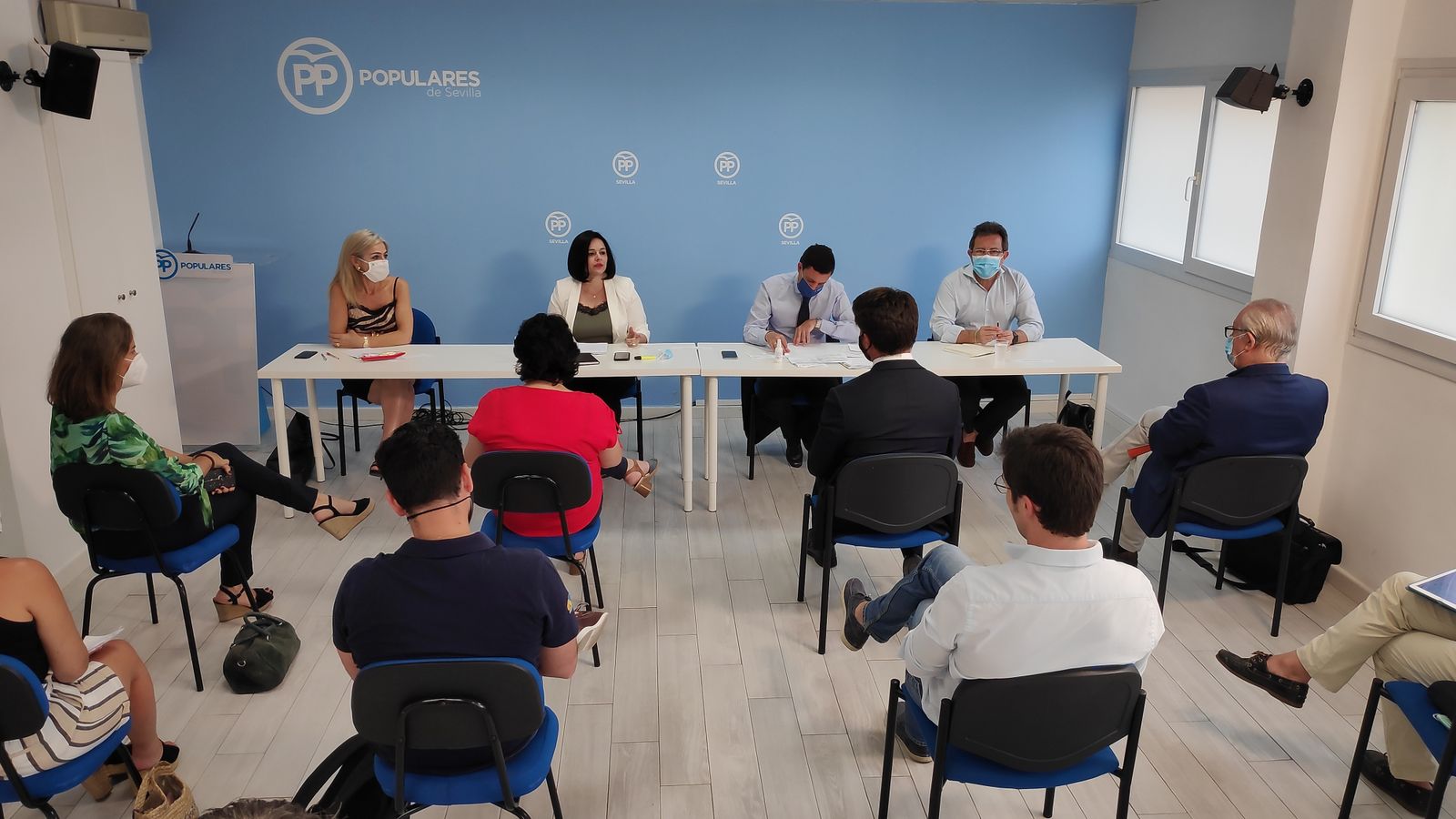 Virginia Pérez (centro) en el comité de dirección y cargos públicos del PP celebrado ayer.