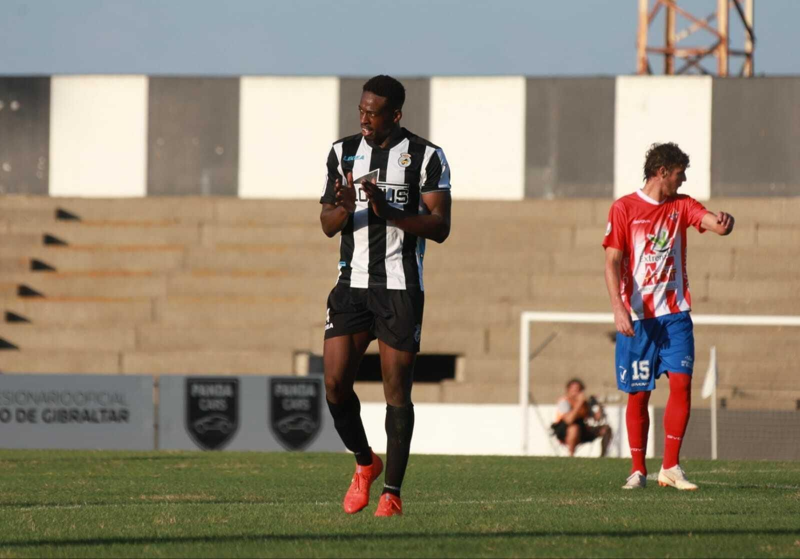 Moussa, autor del gol balono; al fondo Santana, del Don Benito