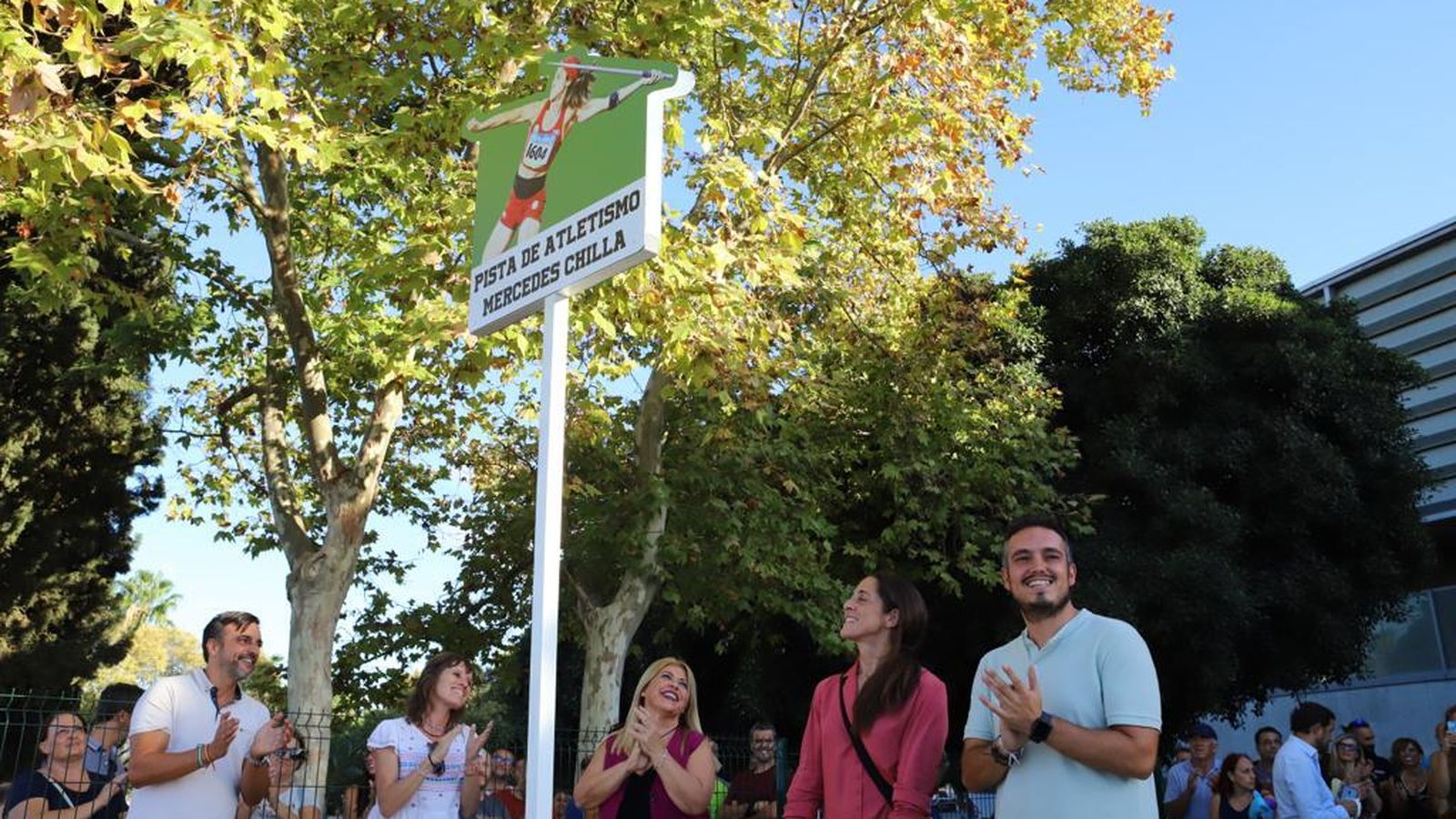 La plusmarquista nacional de jabalina pone nombre a las nuevas pistas de atletismo del Anexo de Chapín.