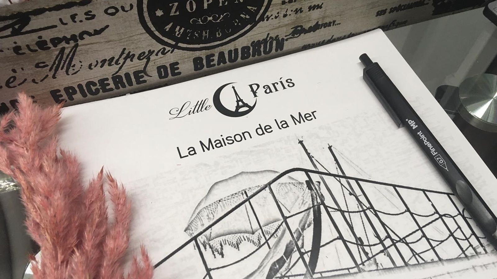 Cuaderno y bolígrafo con los que Eduardo Minguet obsequia a sus clientes.