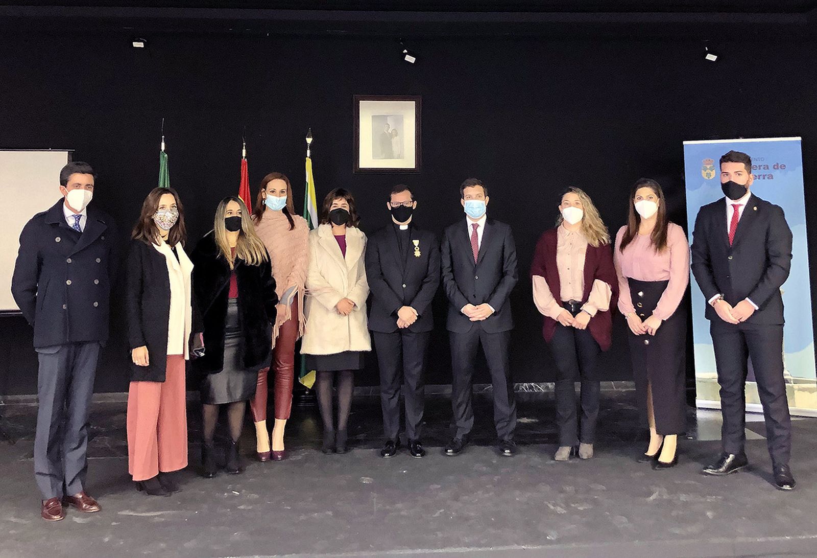 El párroco condecorado, en el centro, posa con las autoridades en Higuera, ayer.