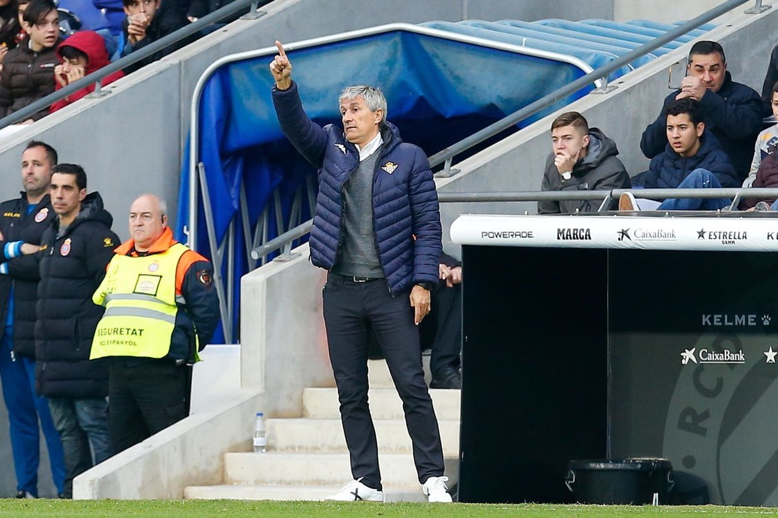 Quique Setién ordena a sus jugadores durante el duelo ante el Espanyol.