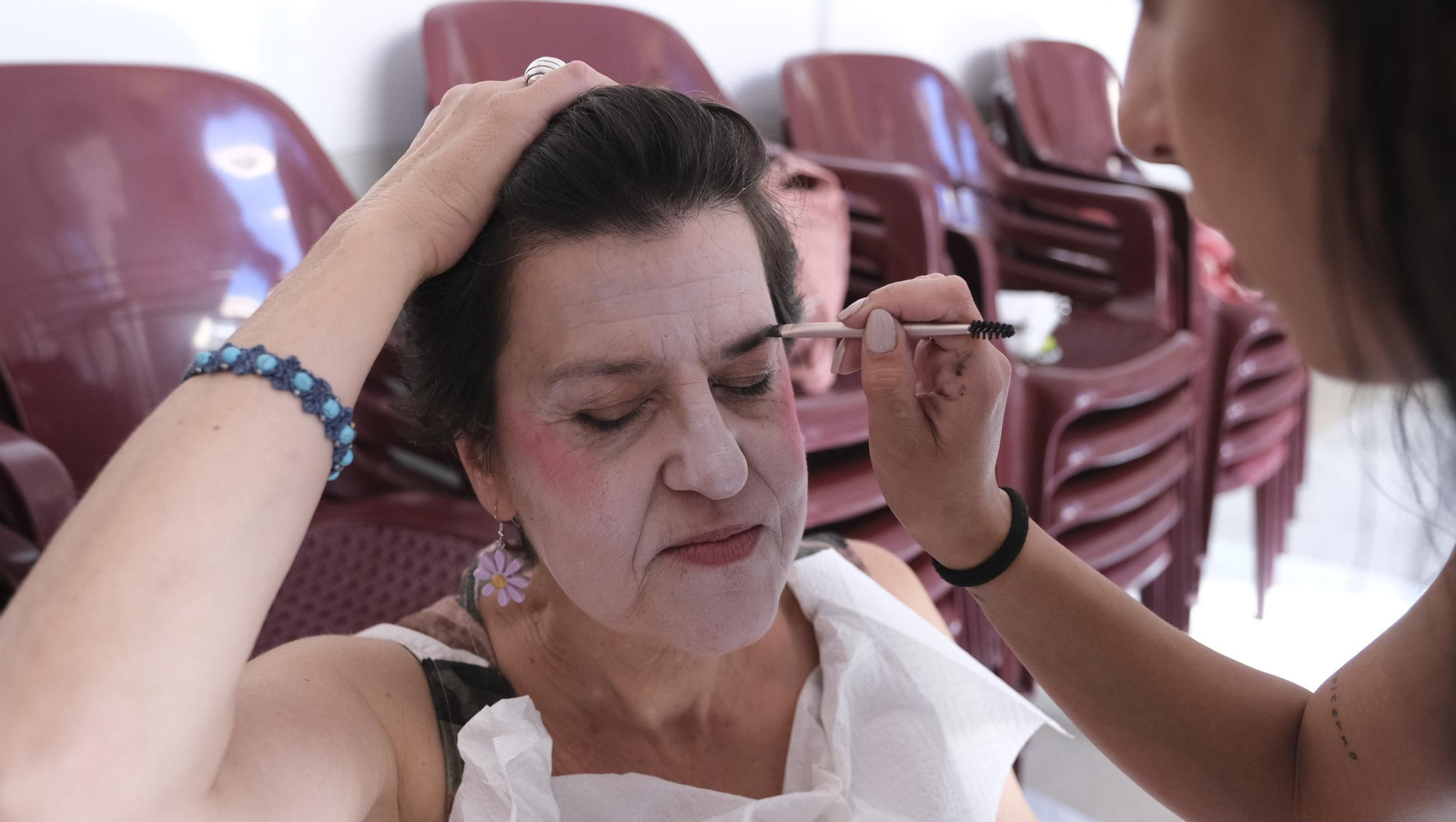 Maquillaje de los alumnos de la academia musical de Vélez Blanco para la ópera, en imágenes