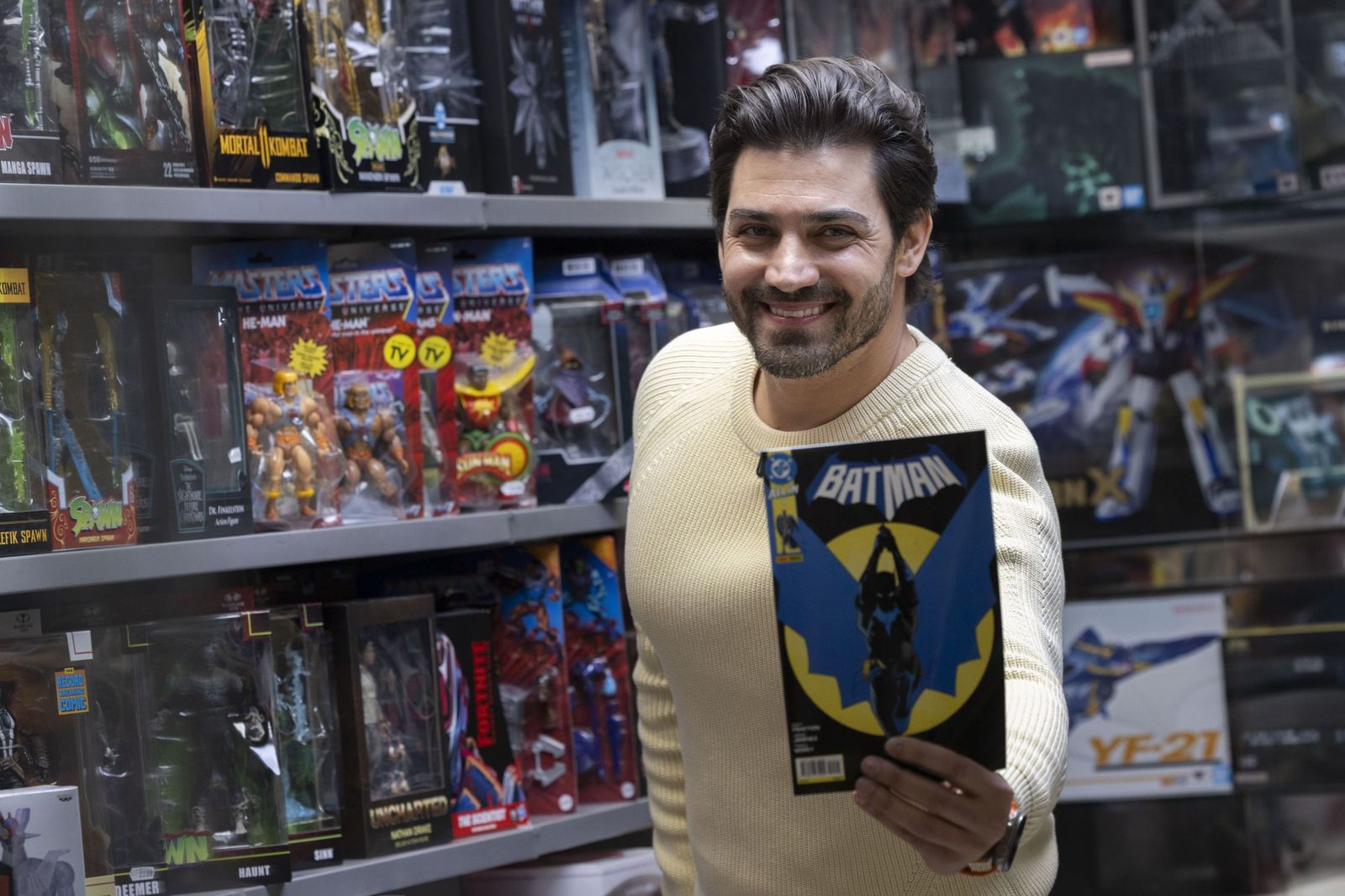 Jorge  Jiménez posa este sábado en la tienda Mil comics en Zaragoza.