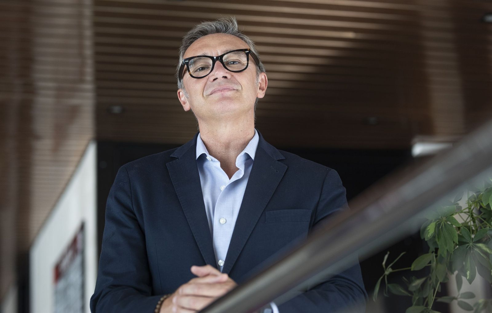 El portavoz del Grupo Parlamentario de Vox Andalucía, Manuel Gavira, posa para una entrevista.