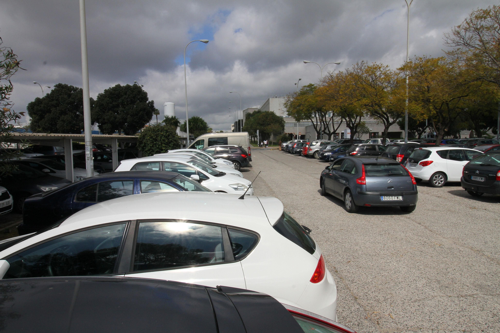 Zona de aparcamientos del hospital Juan Ramón Jiménez.