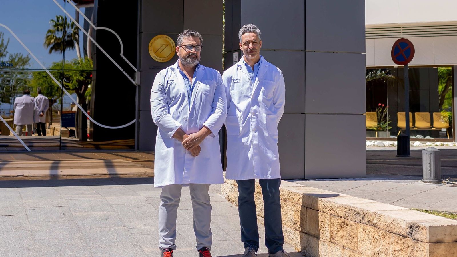 De izquierda a derecha, Dr. Fernández García y Dr. Lobato Bancalero.