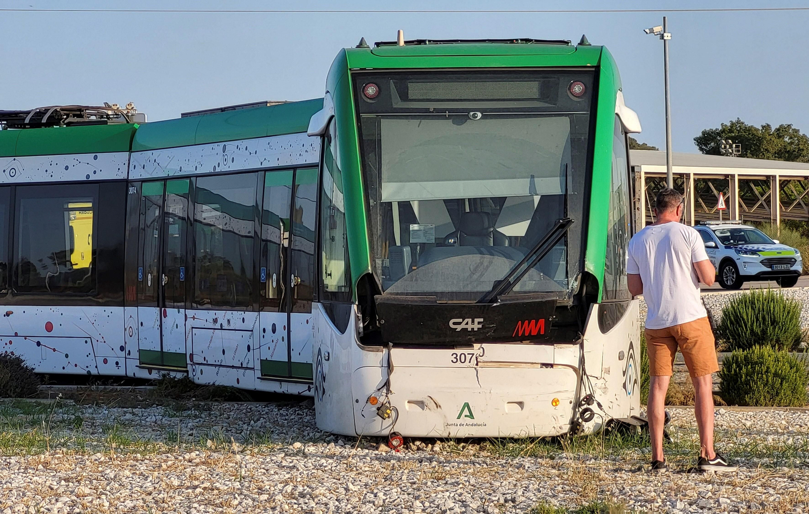 Las fotos del accidente entre el Metro de Málaga y un coche en El Cónsul