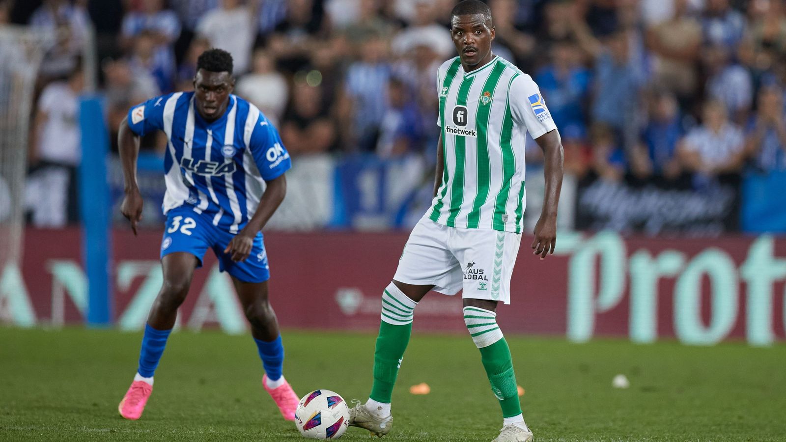 William Carvalho toca el balón ante Samu.