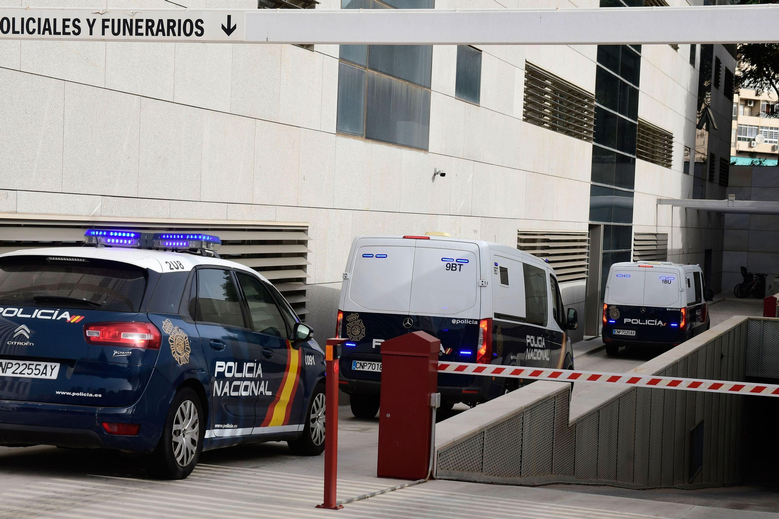 El detenido por la muerte de una mujer en Almería llega a los juzgados.