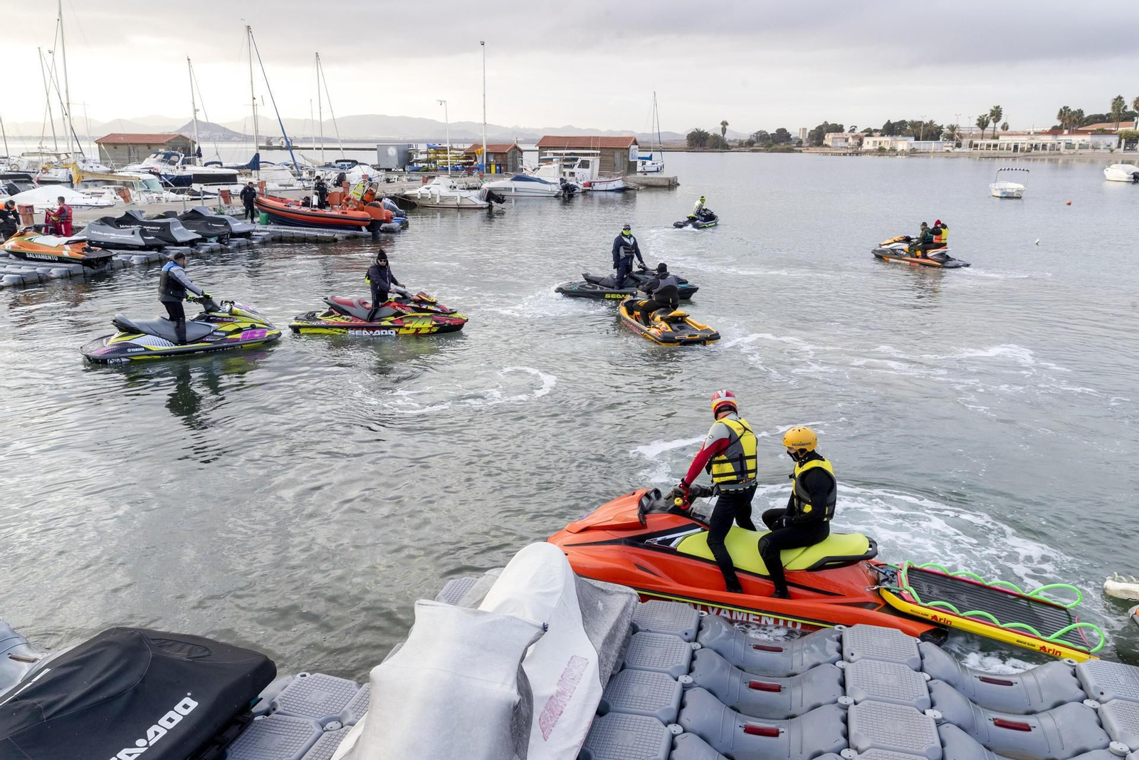 Motos de agua durante la búsqueda de Ivo Petrov
