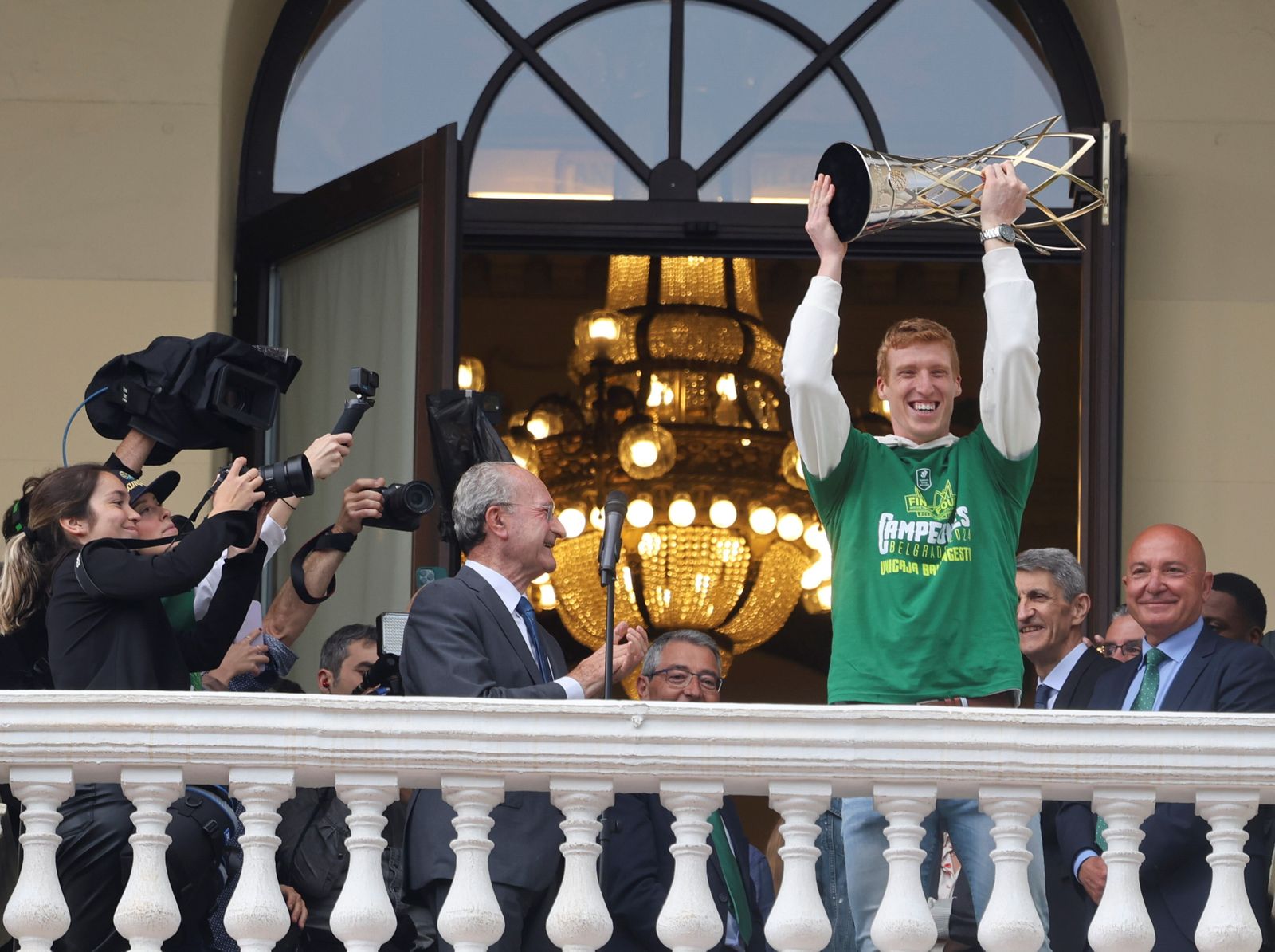 El Unicaja celebra en las calles de Málaga el título de la BCL