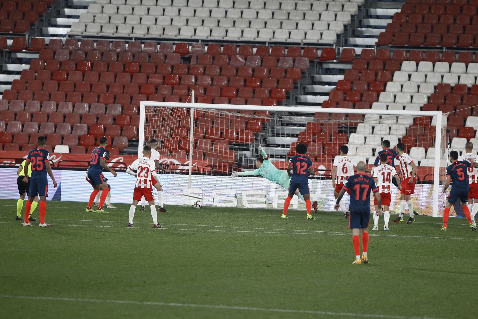 Ocampos ha cabeceado el gran centro de Suso y el balón entra en la portería de Fernando.