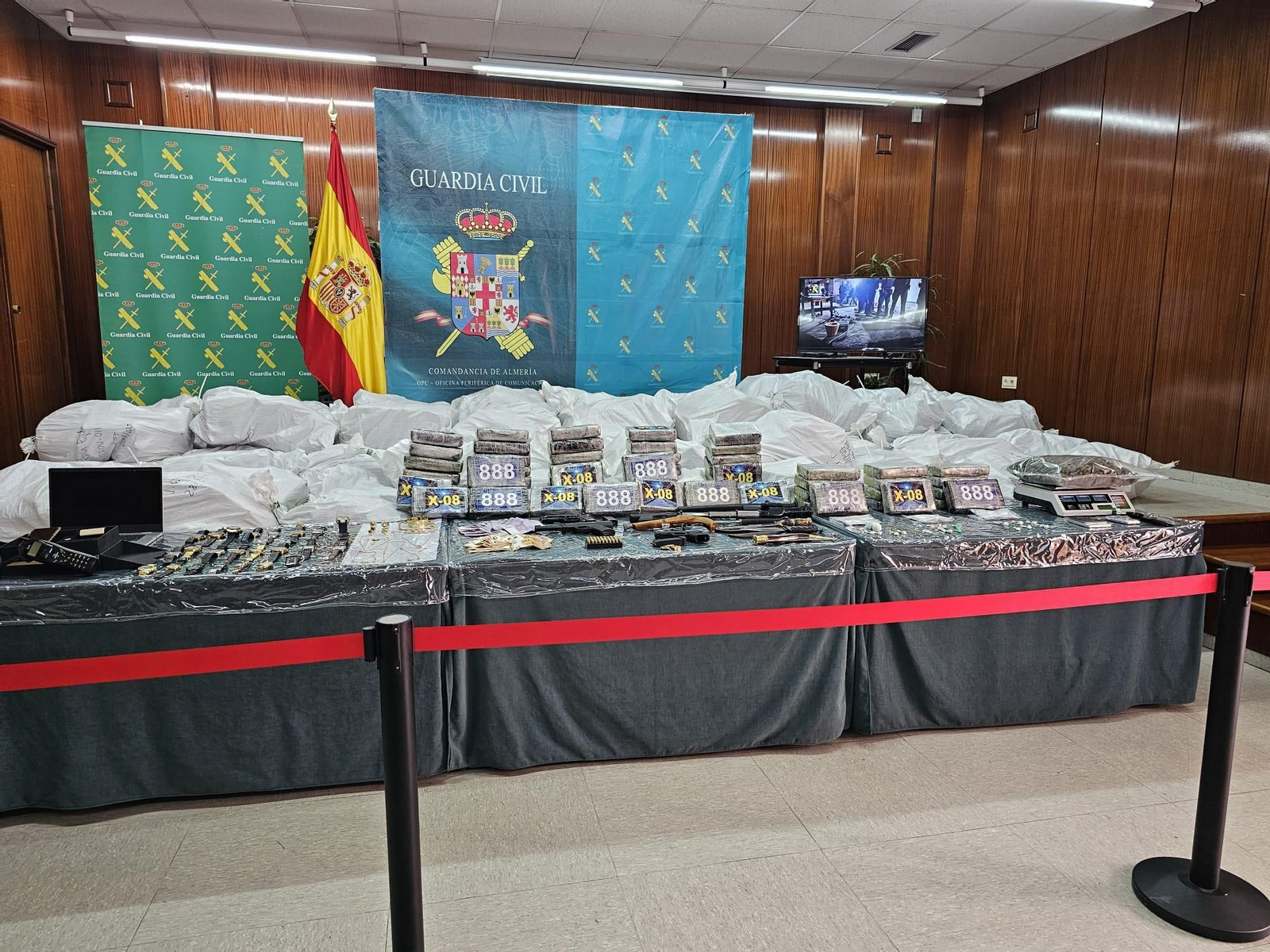 Cocaína, marihuana, armas y objetos de lujo: las incautaciones de la operación 'Lukenan'