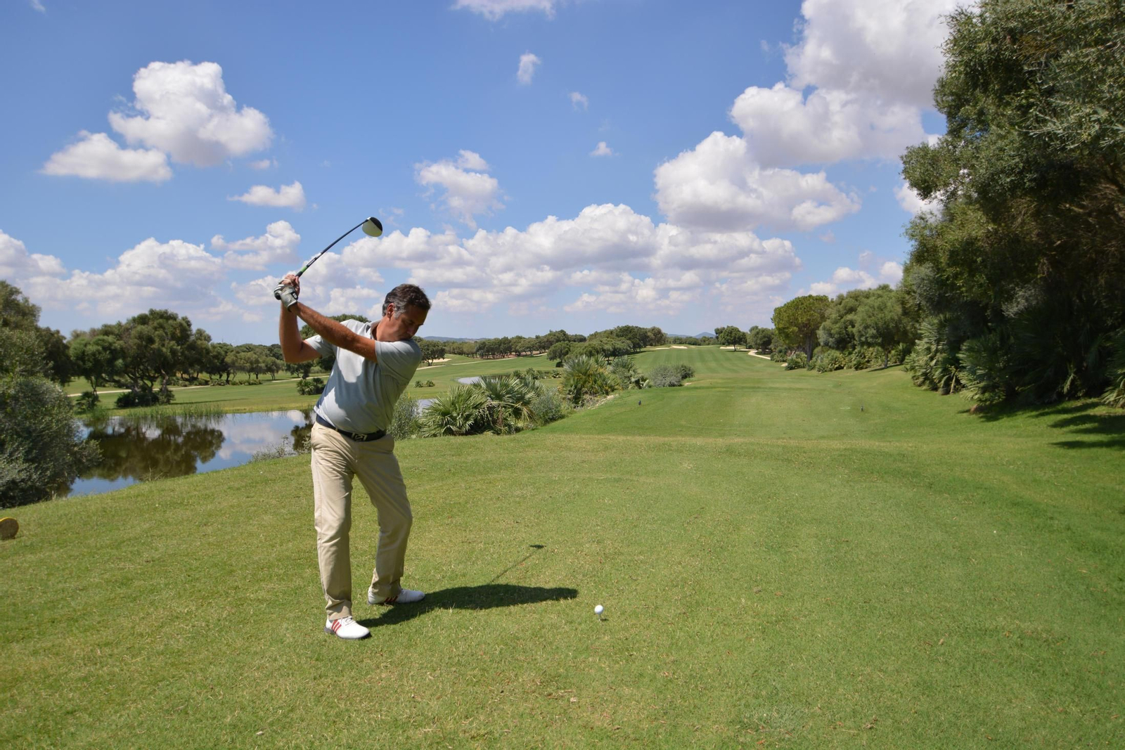 Salida de un jugador en el hoyo 1 del campo de golf del Fairplay.