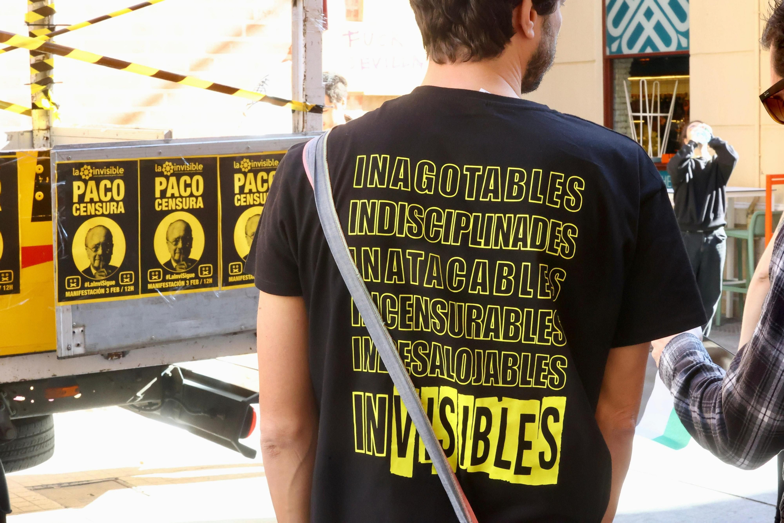 Cientos de personas salen a las calles de Málaga en apoyo a La Invisible, en fotos