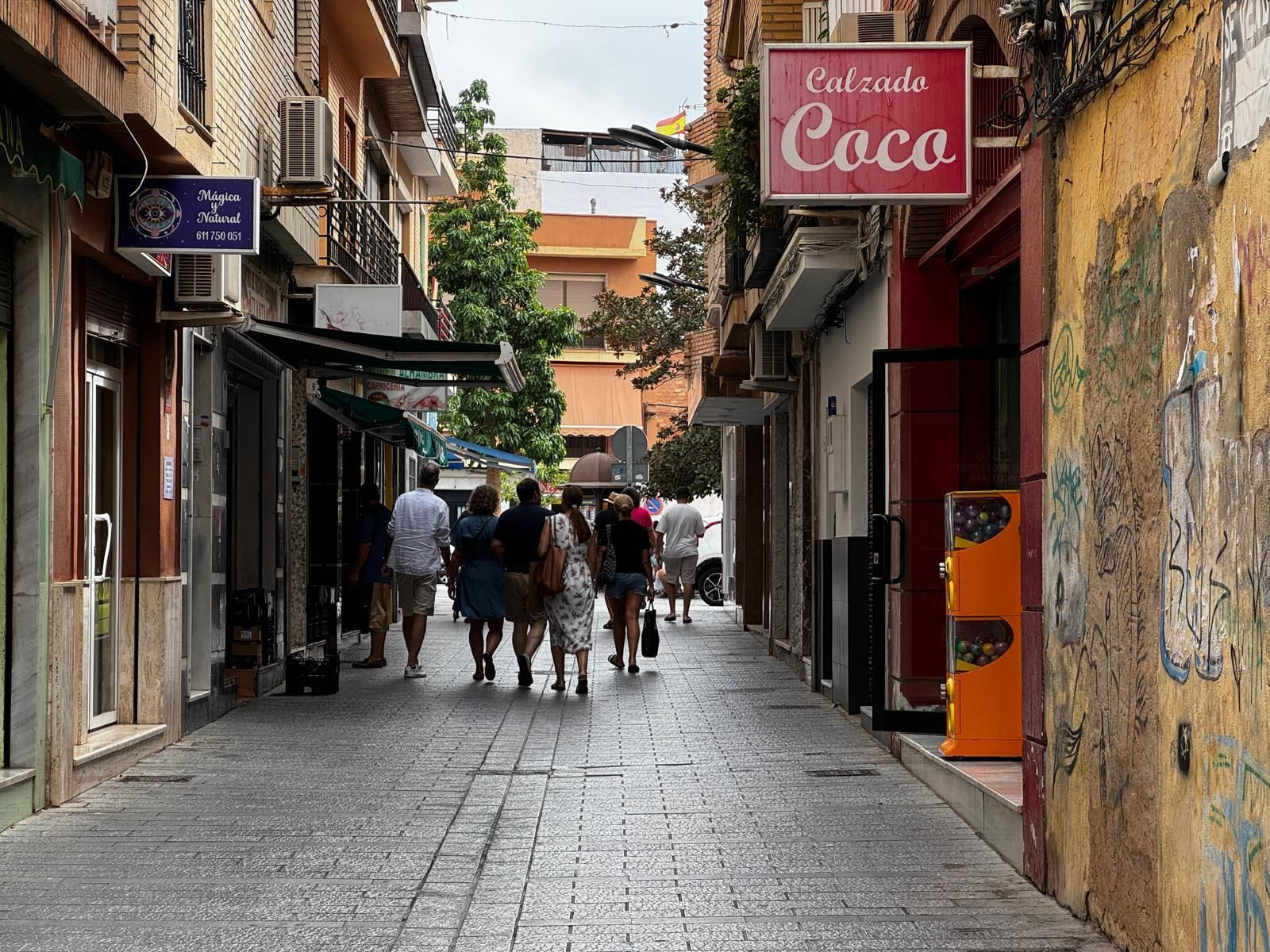 Gente paseando por una de las calles comerciales de Motril