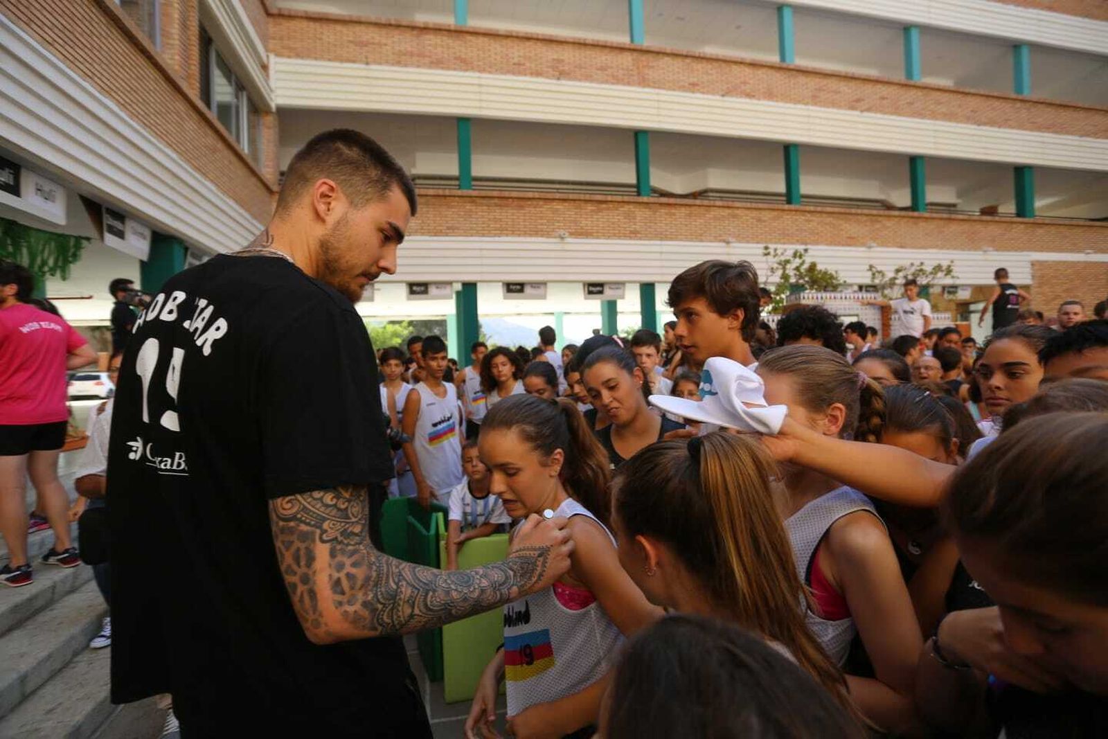 Las fotos de la visita de Juancho Hernangómez al Campus WOB CaixaBank
