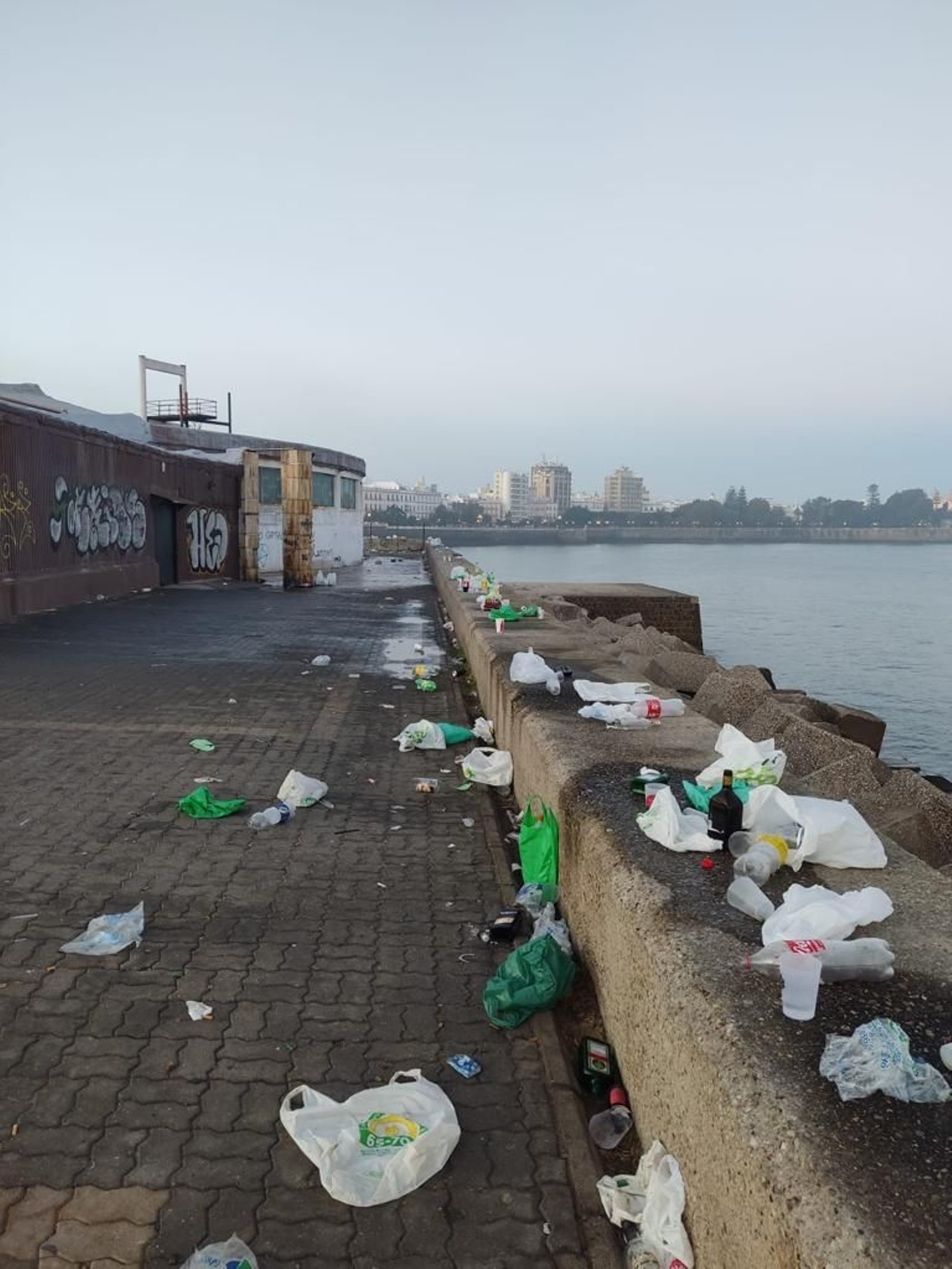 Así ha amanecido la Punta de San Felipe en Cádiz este 1 de noviembre