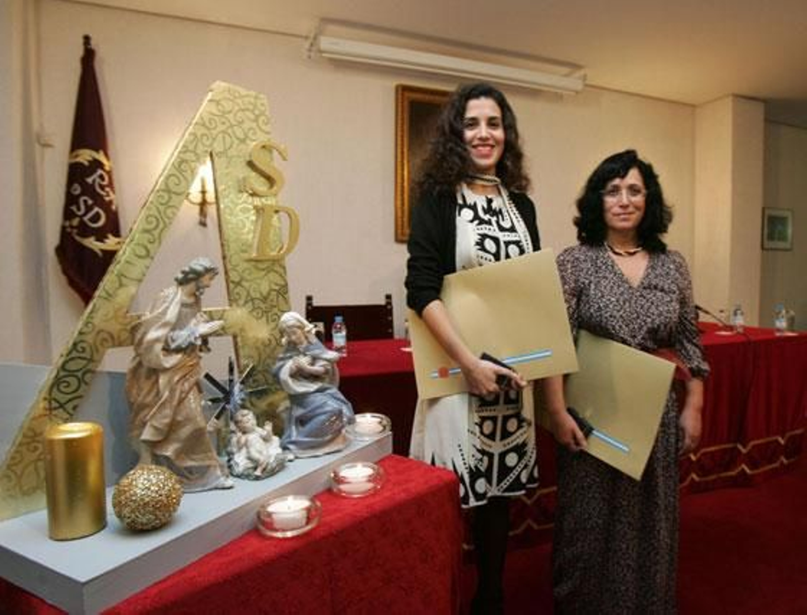 La Academia San Dionisio entrega sus distinciones 'Amigos de la Academia' a l teniente hermano mayor de La Defensión, Francisco Cómez Mori;  el profesor jubilado Antonio Sanz Zamorano, a los que se unen, “por su especial colaboración con la Corporación”, las periodistas de Diario de Jerez Pilar Nieto Reguera y Arantxa Cala Hurtado, el jefe de Protocolo de Cajasol, José Soto Ríos, y el coro de capilla ‘San Pedro Nolasco’. Los reconocimientos fueron entregados por el presidente de la Academia, Joaquín Ortiz Tardío por su apoyo a la Real Corporación

Foto: Pascual