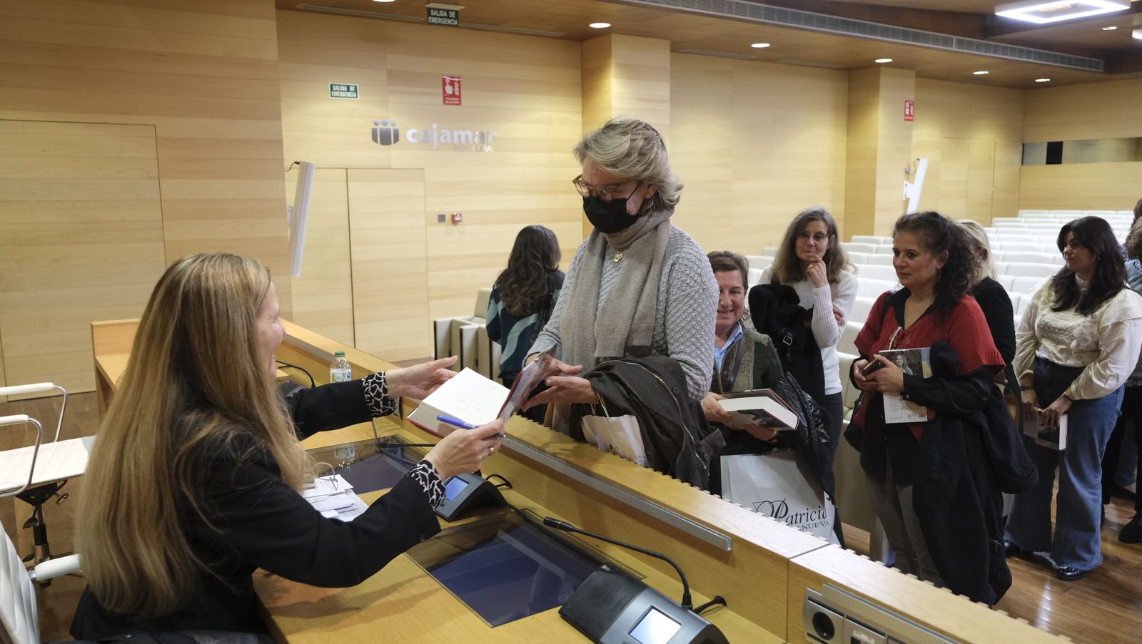 Imágenes del Diario de los Libros con la escritora ganadora del Premio Planeta 2022, Luz Gabás