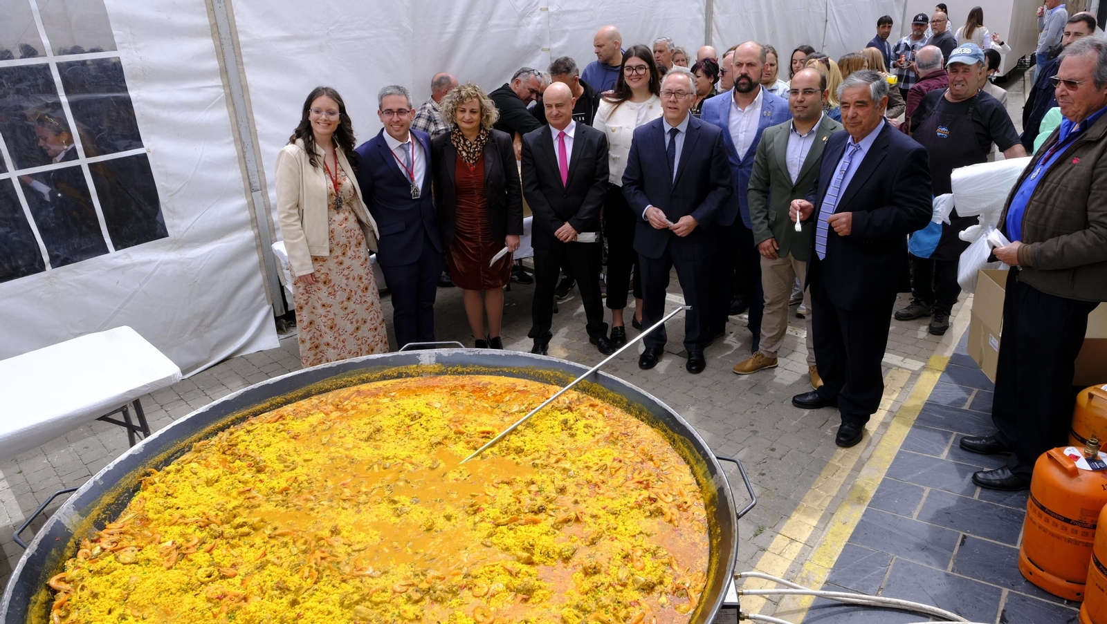 Imágenes de la procesión y paella solidaria en las Fiestas de Abla