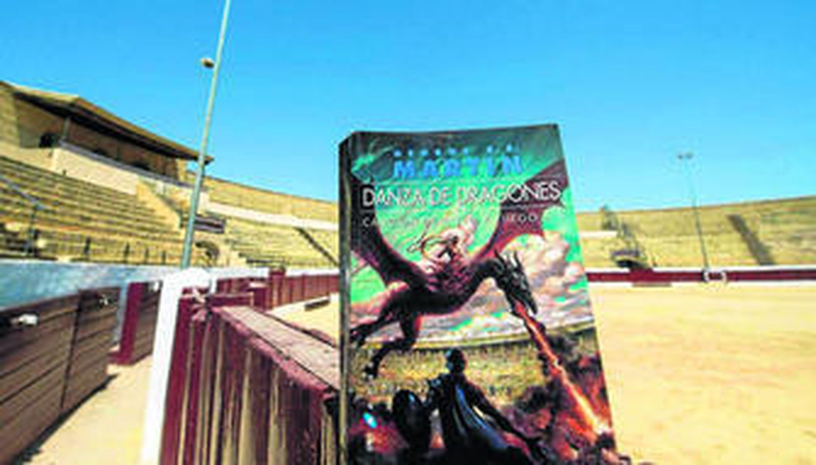 La portada de una de las novelas de George R. R. Martin, fotografiada en la plaza de toros de Osuna.