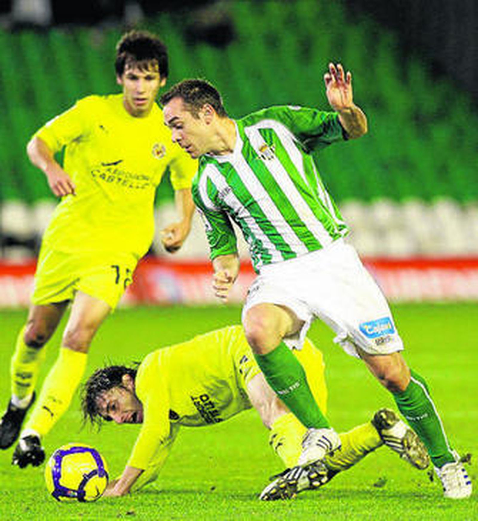 Nacho se lleva el balón ante la entrada de Gerard Bordás.