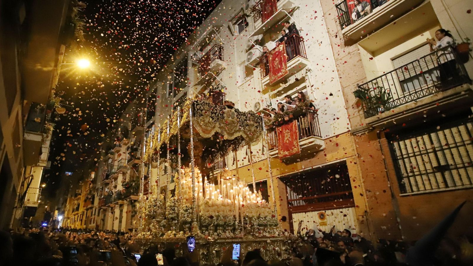 Caen pétalos a la Virgen de la Victoria
