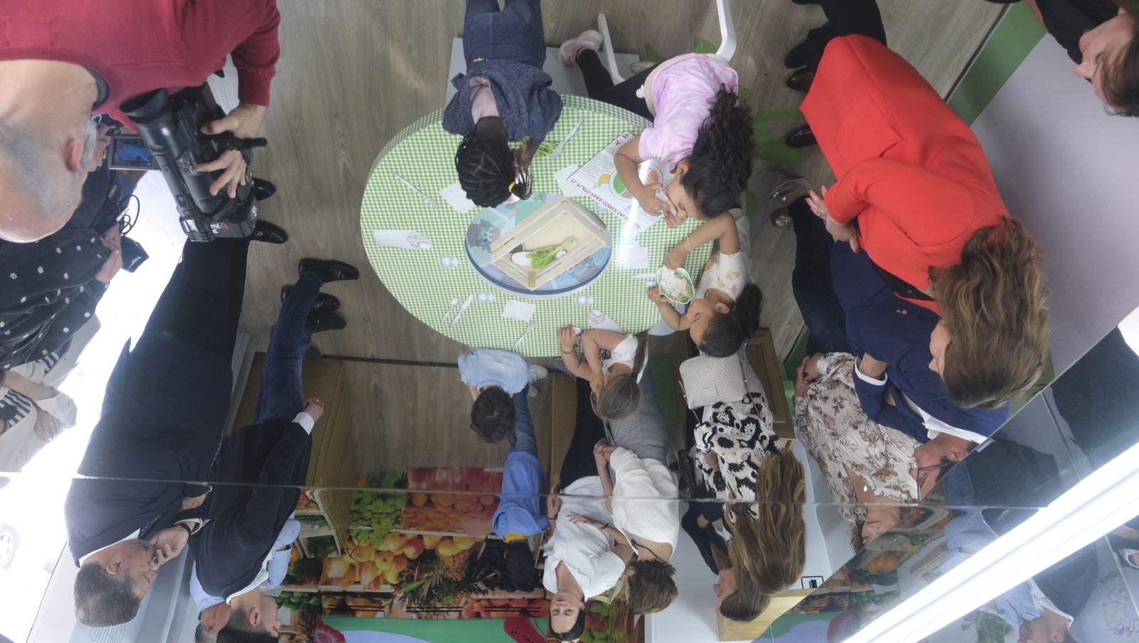 Imágenes de la caravana Frutibús, alimentación saludable, en Las Norias (El Ejido)