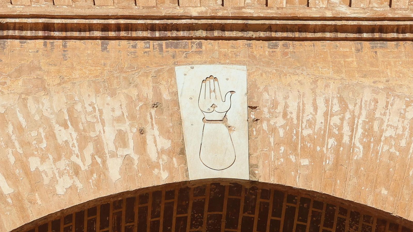 Detalle de la mano que puede verse en la Puerta