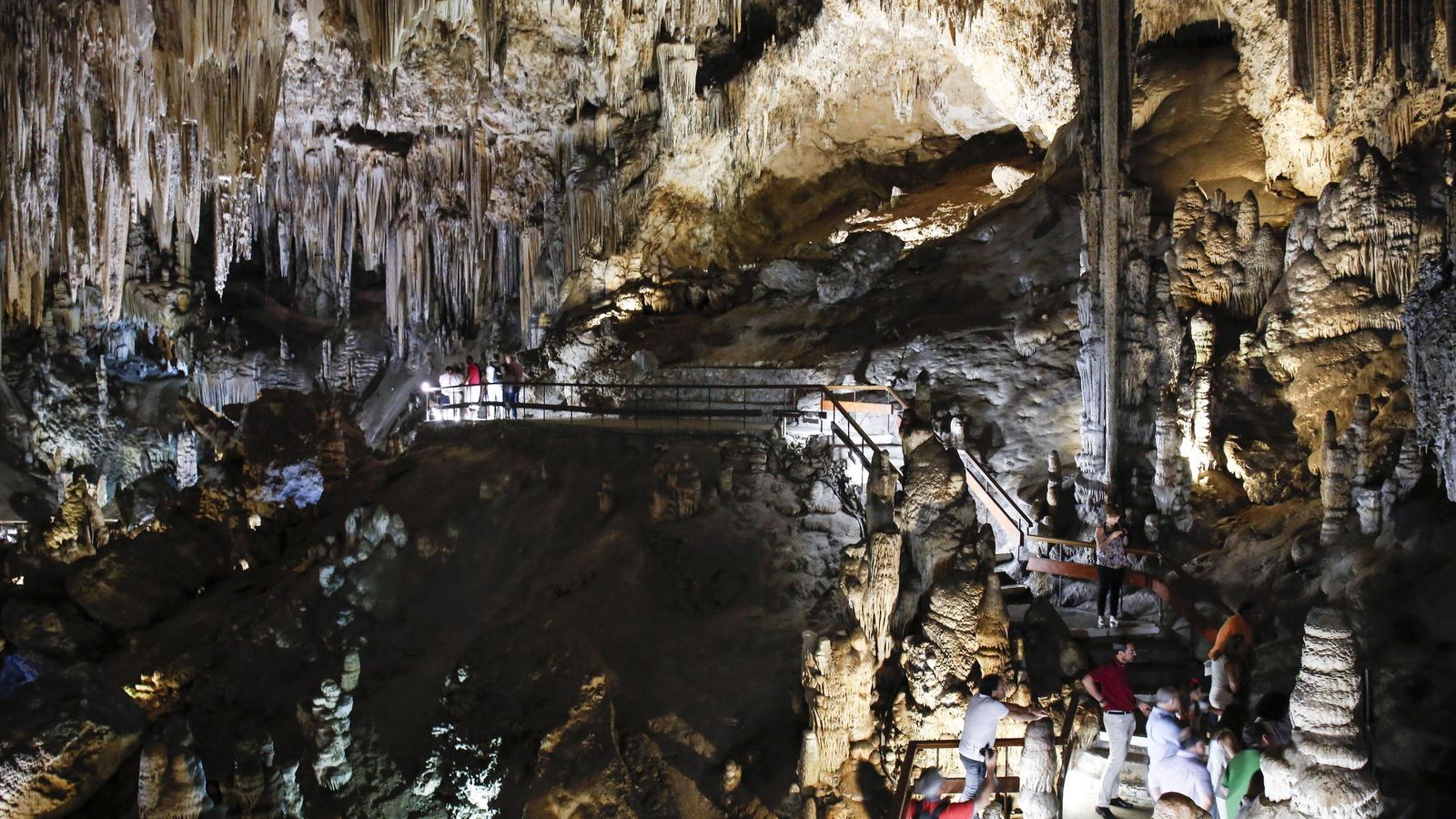 Vista de una parte de la Cueva de Nerja. Vista de una parte de la Cueva de Nerja.