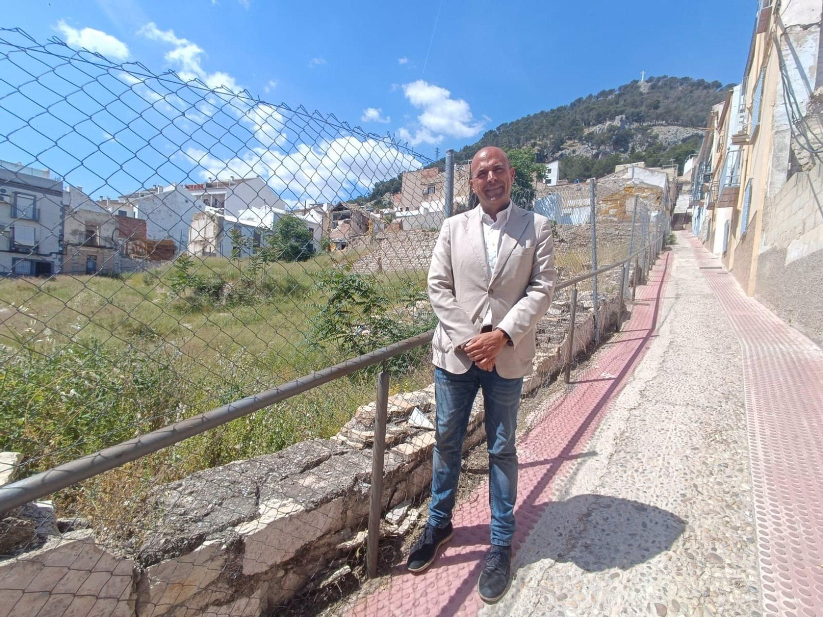 José María Cano Ayllón junto al solar en el que se levantará la residencia.