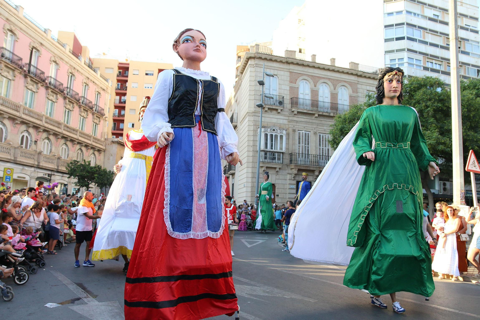 La Batalla de las Flores ha regresado inundando Almería de claveles